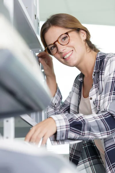 Portrait Femme Dans Bureau Portant Des Lunettes — Photo