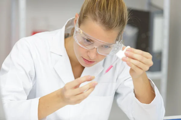 Cientista Mulher Adicionando Líquido Tubo Ensaio — Fotografia de Stock