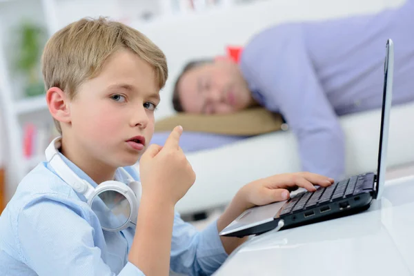 Jongen Met Een Laptop — Stockfoto