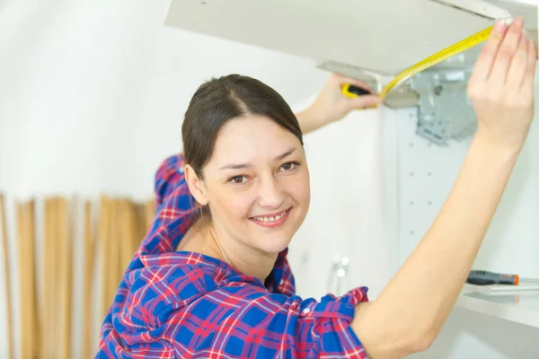 Woman Measuring Cupboard Replacement — Stock Photo, Image