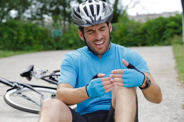 男は散歩のために自転車から落ちた — ストック写真