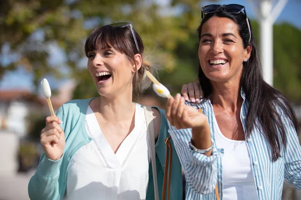 Zwei Frauen Lachen Während Sie Eis Essen — Stockfoto