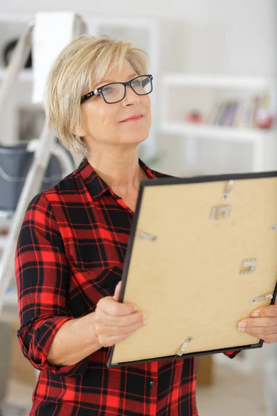 Senior Woman Holding Picture Frame — Stock Photo, Image