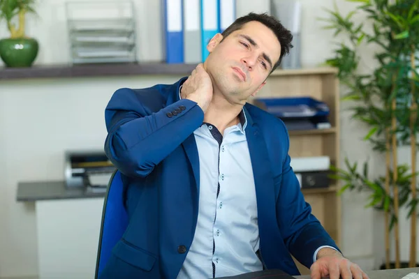 Hombre Negocios Que Sufre Problemas Cuello —  Fotos de Stock