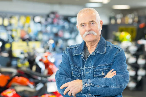 Starší Muž Pózuje Obchodě Motocykly — Stock fotografie