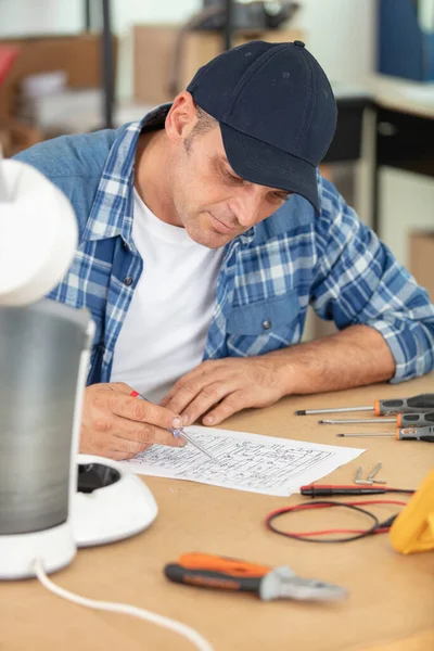 Homme Réparer Machine Café Dans Atelier — Photo