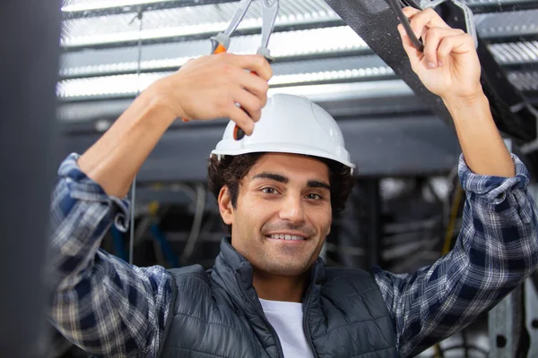 Jeune Constructeur Remplacement Panneau Plafond — Photo