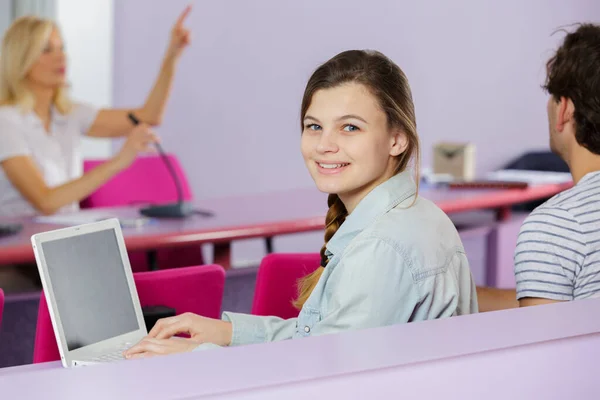 Jovem Bonita Estudante Universitário Feminino — Fotografia de Stock