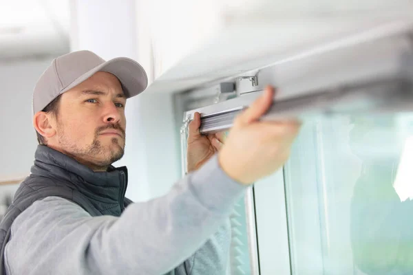 Stilig Ung Man Installera Bay Fönster — Stockfoto