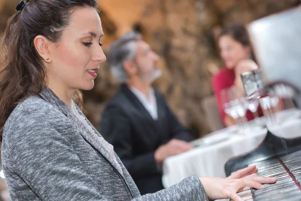 Frau Spielt Klavier Restaurant — Stockfoto