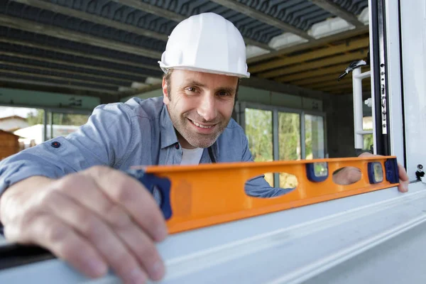 Werknemer Controleert Het Niveau Van Een Venster — Stockfoto