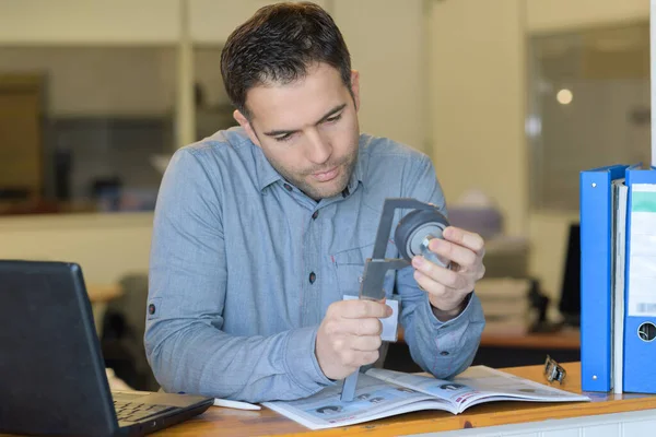 Man Measuring Part His Office — Stock Photo, Image
