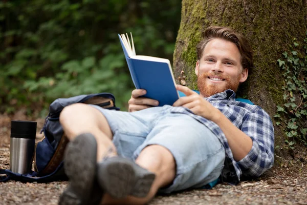 Giovane Uomo Rilassato Lettura Libro Natura Torna Albero — Foto Stock