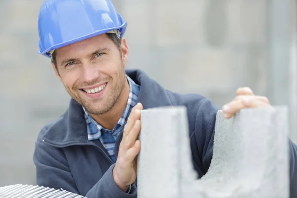 Šťastný Muž Stavitel Drží Betonový Blok — Stock fotografie