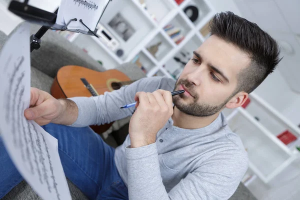 Giovane Uomo Lettura Partizione Della Chitarra — Foto Stock