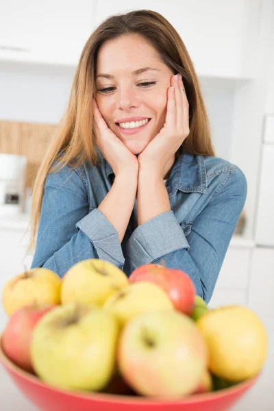 Mujer Feliz Mirando Manzanas Frescas Cocina —  Fotos de Stock