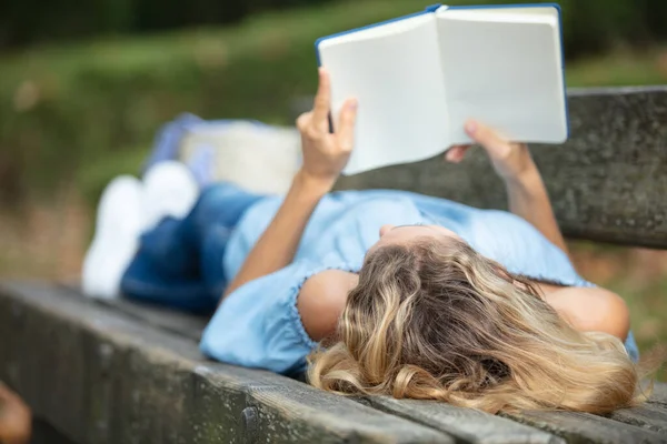 Mooie Vrouw Ligt Bank Park Buiten Lezen Boek — Stockfoto