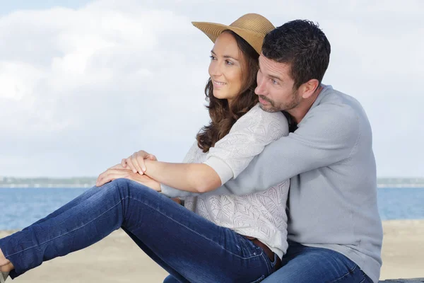 Una Pareja Abrazando Vista Mar — Foto de Stock