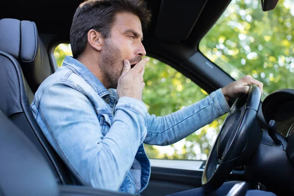 Retrato Cansado Engraçado Homem Bocejando Carro — Fotografia de Stock