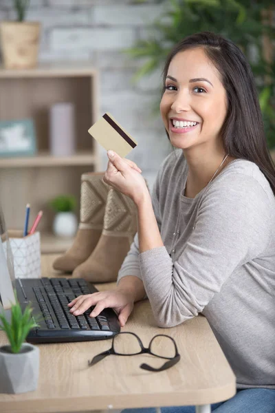 若い女性がオンラインで買い物をしてクレジットカードで支払うと — ストック写真