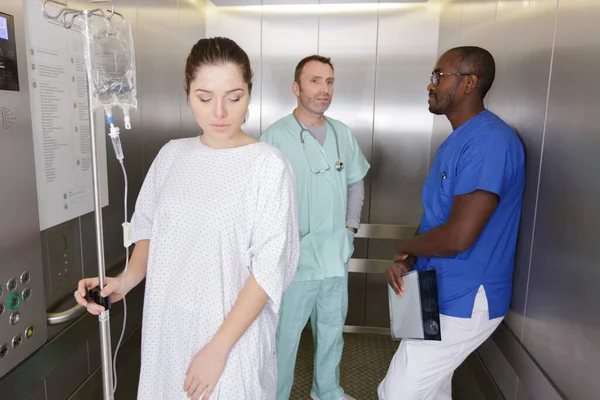 Patient Avec Goutte Goutte Dans Ascenseur Avec Infirmière Médecin — Photo