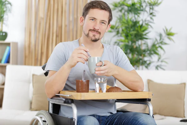 Stilig Man Rullstol Äter Frukost — Stockfoto