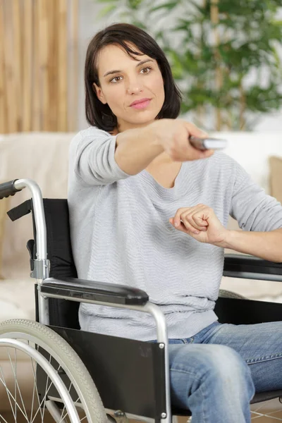 Allegra Donna Anziana Disabili Guardando Televisione Soggiorno — Foto Stock