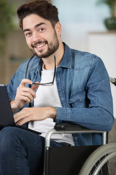 Primo Piano Felice Uomo Disabile Utilizza Computer Portatile — Foto Stock