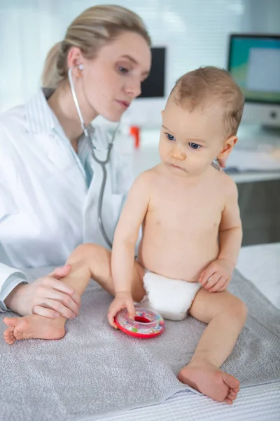 Pediatra Examinando Lindo Bebé Clínica —  Fotos de Stock