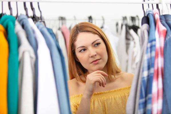 Young Woman Clothing Store — Stock Photo, Image