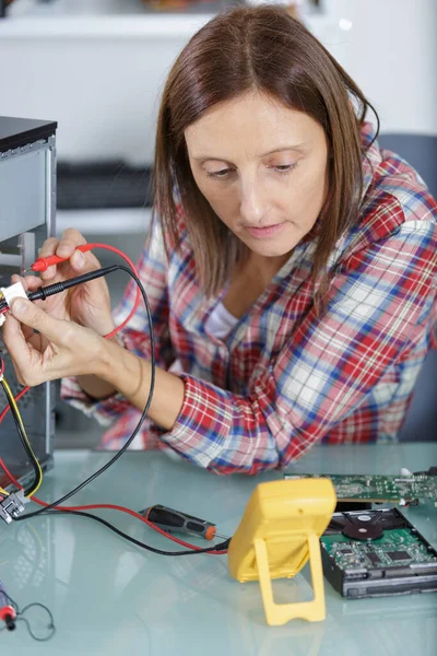 Eine Frau Testet Ein Motherboard — Stockfoto