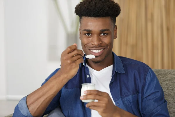 Sonriente Joven Comiendo Yogur — Foto de Stock