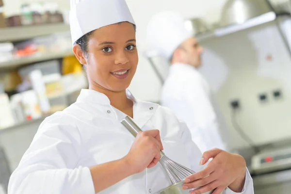 Porträt Einer Köchin Die Zutaten Verquirlt — Stockfoto