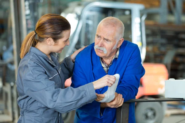 Collega Wikkelt Een Handblessure — Stockfoto