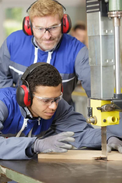 Aprendiz Cortar Una Madera Observada Por Entrenador — Foto de Stock