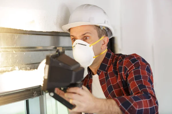 Construtor Usando Uma Luz Construção — Fotografia de Stock