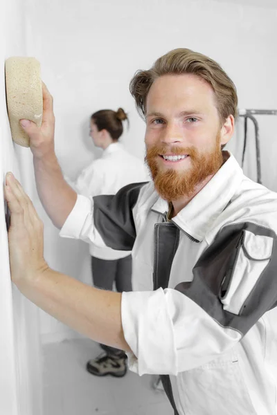 Decorador Masculino Con Esponja Pared Interior — Foto de Stock