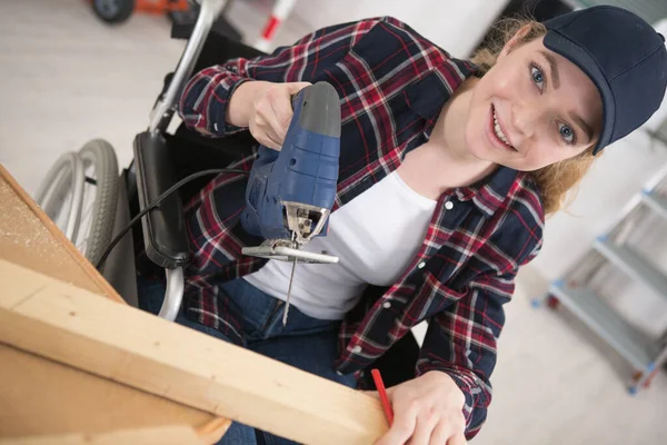 Disable Woman Working Wood Workshop — Stockfoto