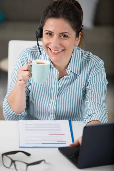 Νεαρή Ελκυστική Γυναίκα Κάθεται Στο Γραφείο Πίνοντας Καφέ — Φωτογραφία Αρχείου