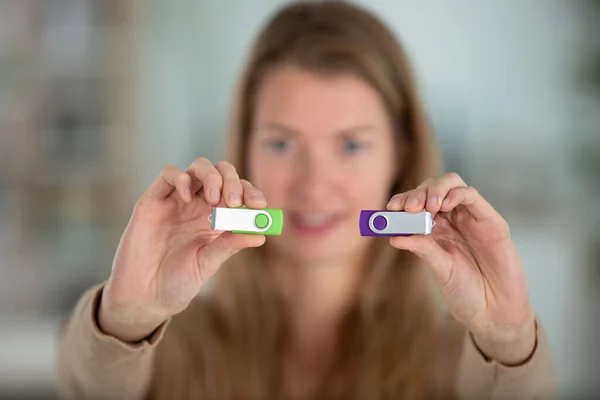 Woman Holding Two Usb Keys Focus Foreground — Stock Photo, Image