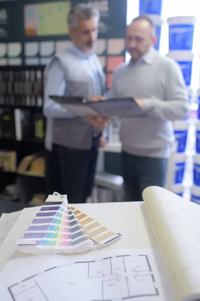 Male Store Worker Talking Customer Hardware Store — Stockfoto