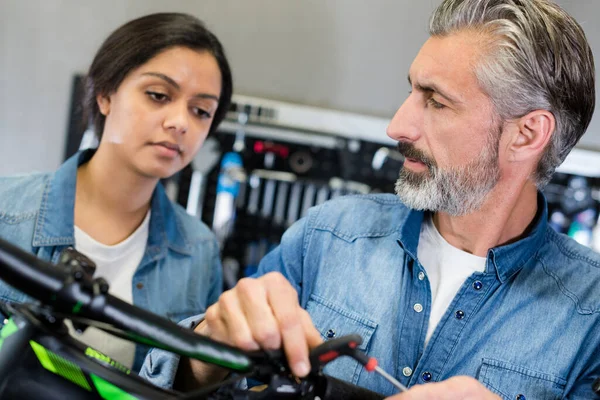 Hombre Mujer Revisando Una Bicicleta — Foto de Stock