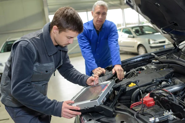 Nauczyciel Mechaniki Samochodowej Praktykant Przeprowadzający Testy Szkole Mechaniki — Zdjęcie stockowe