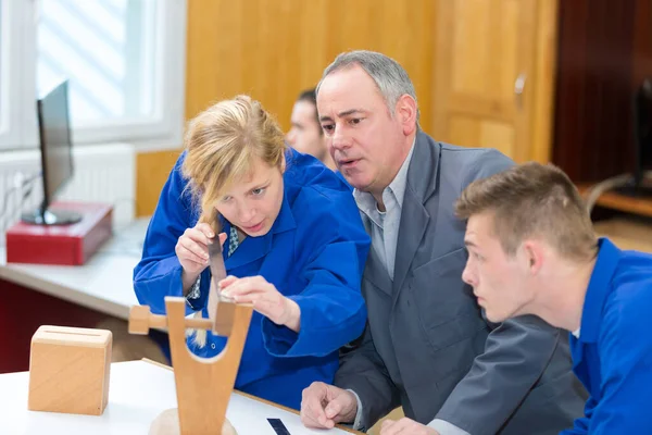 Timmerman Met Studenten Werkplaats — Stockfoto