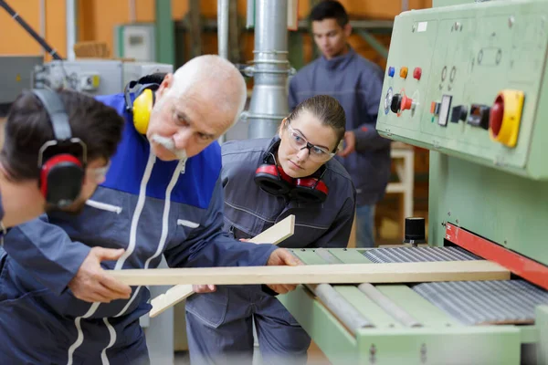 Trabajador Senior Con Aprendices Cortando Tableros Madera —  Fotos de Stock