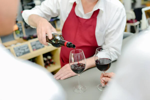 Operaio Versando Vino Rosso Bicchieri — Foto Stock