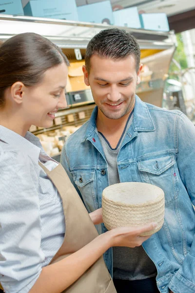 Ένας Πελάτης Αγοράζει Τυρί — Φωτογραφία Αρχείου