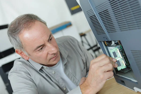 Een Man Die Een Printer Repareert — Stockfoto