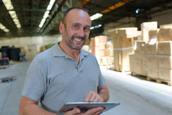 Homem Feliz Com Tablet Computador Verificando Bens — Fotografia de Stock