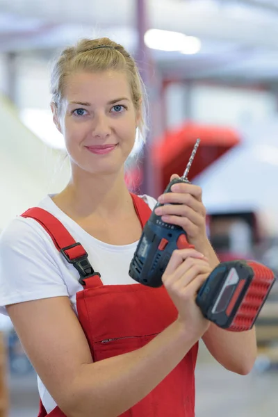 Engenheira Feminina Usando Broca Fábrica — Fotografia de Stock